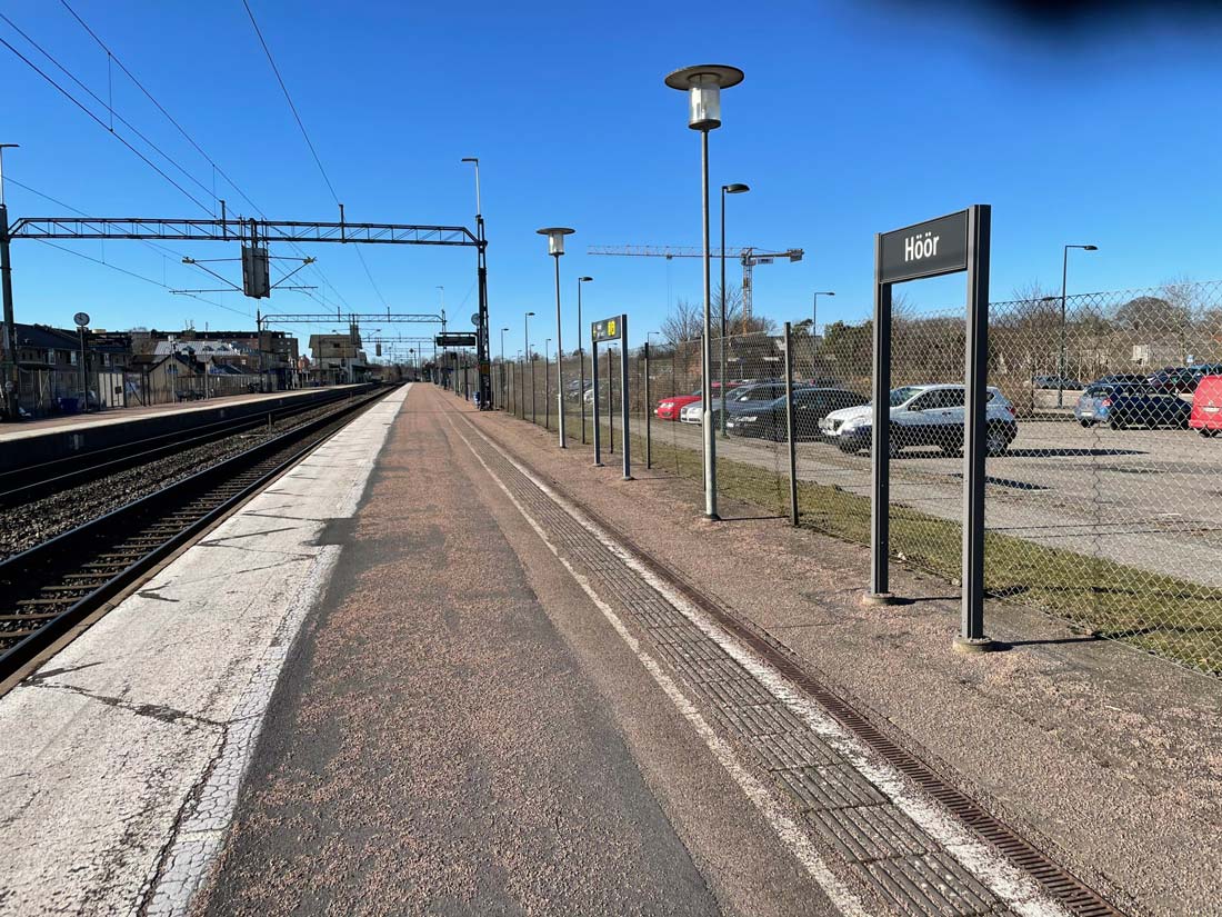 Tågstation med skylten Höör.