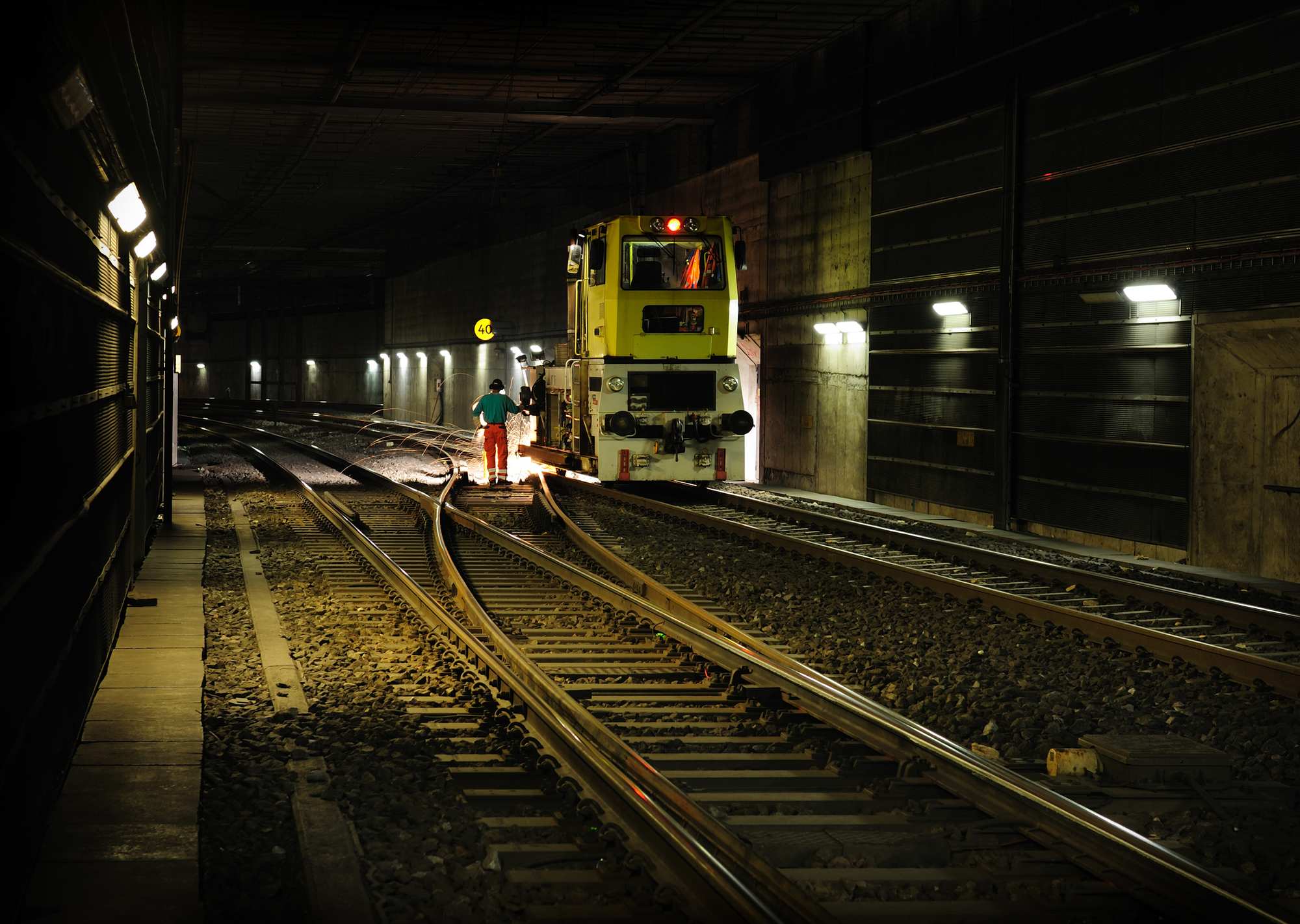 Rälsarbete av tågspår i en tunnel.